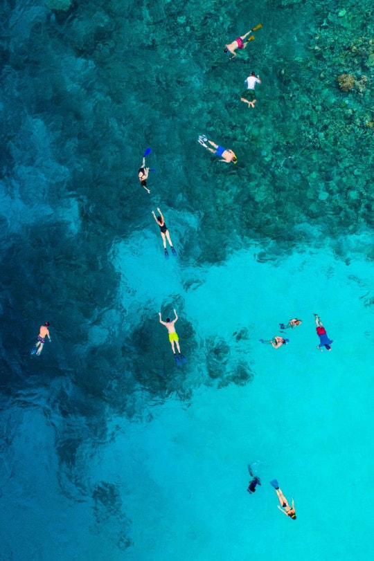 Groupe de personnes entrain de faire du snorkeling (randonnée palmée)