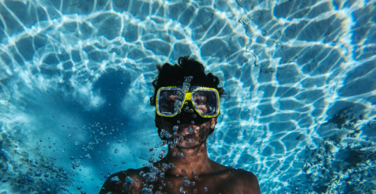 Homme sous l'eau avec un masque et un tuba